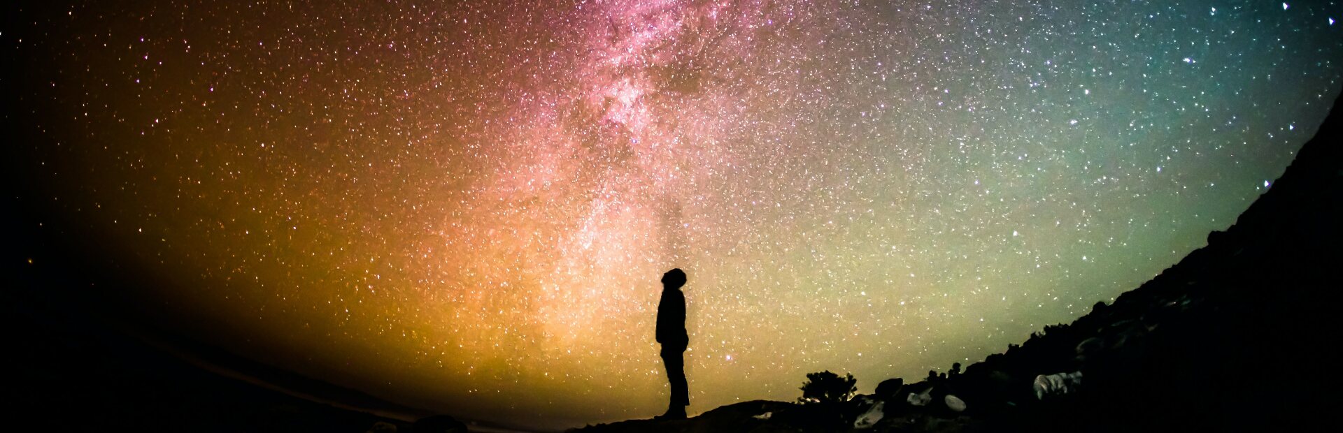 Person schaut zu Sternenhimmel auf